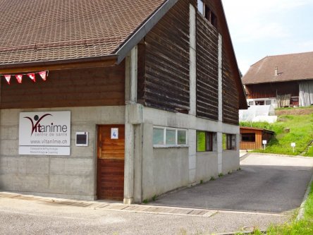 Entrée à l'arrière du bâtiment